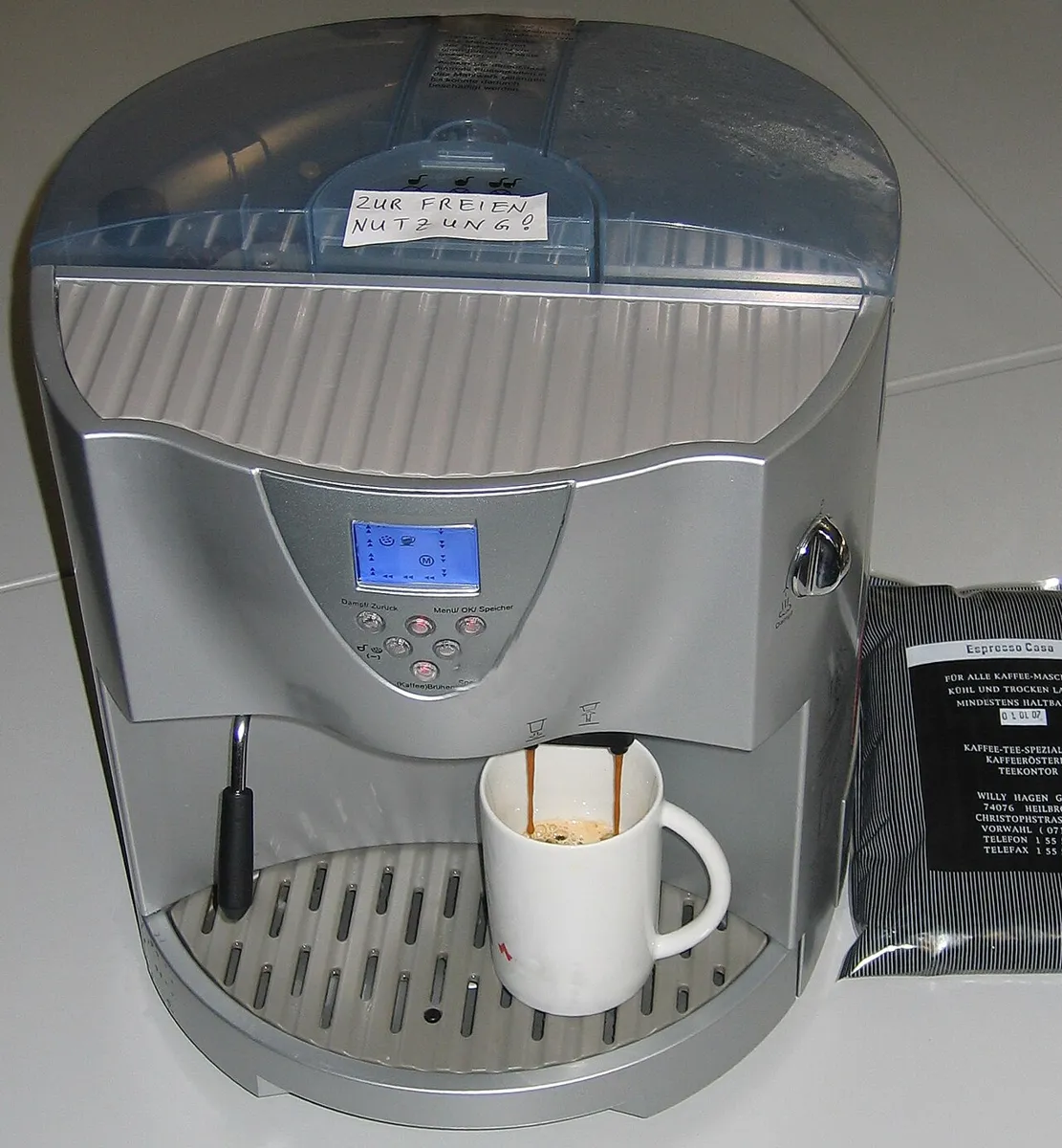 Kaffeevollautomat mit Tasse unter dem Auslauf